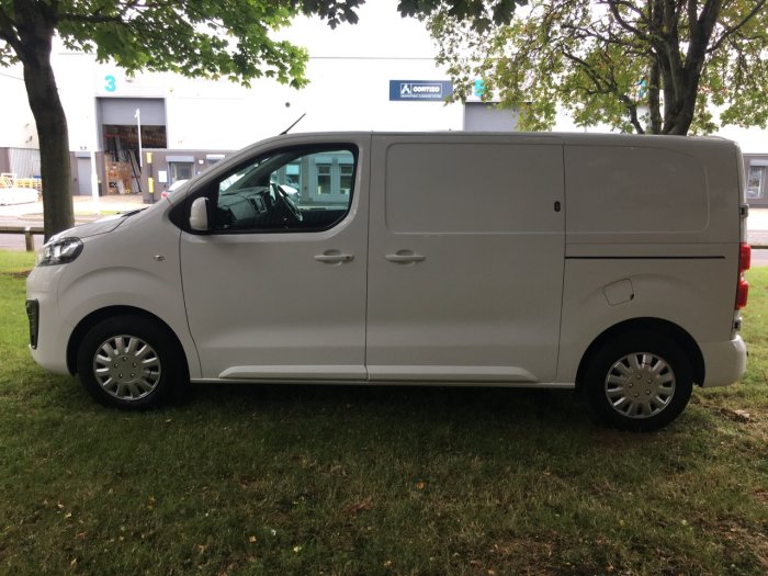 Vauxhall Vivaro 3100 2.0d 120PS Sportive H1 Van Panel Van Diesel White