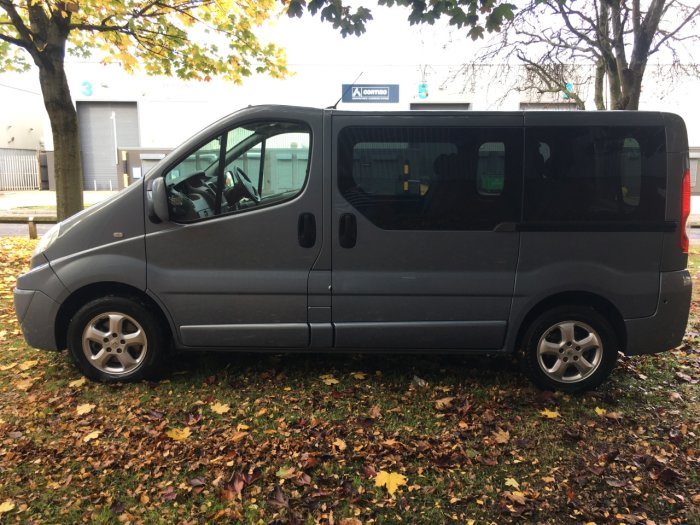 Renault Trafic 2.0 SL27dCi 115 Sport [Sat Nav] 9 Seater Euro 5 Minibus Diesel Blue